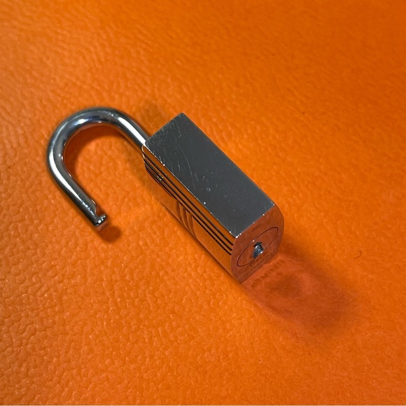 Hermes Palladium Cadena Padlock Rare #32 & Hermes Mini Clochette Epsom Bag Charm - Picture 8 of 16